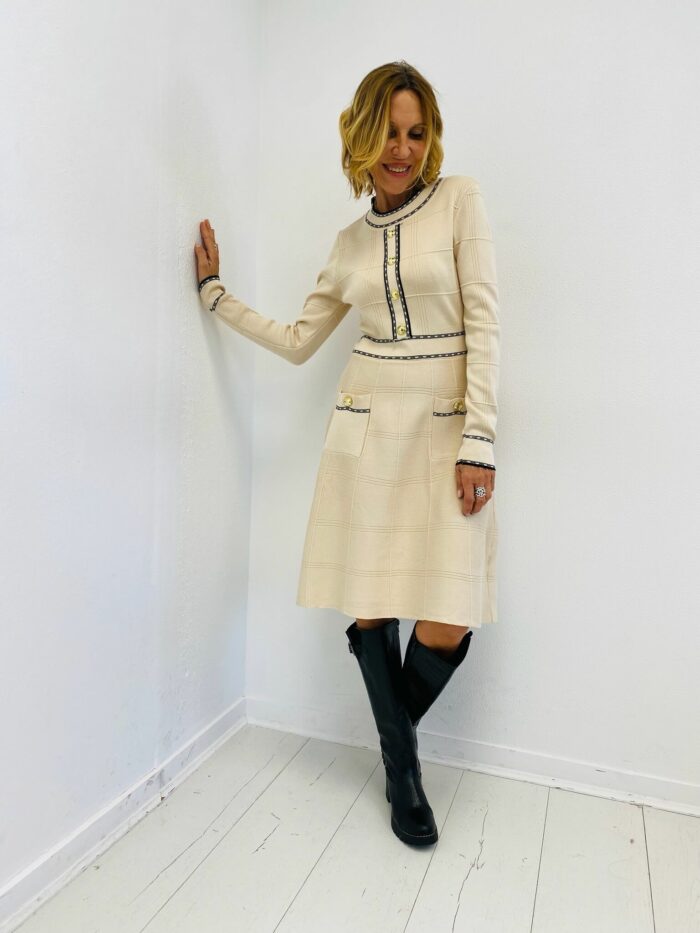 Robe Maille Structurée avec Détails Contrastés – Image 1
