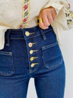 Jean Flared Taille Haute à boutons décoratifs – Image 3