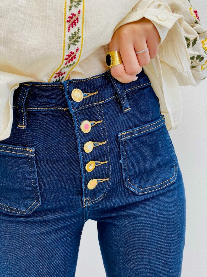 Jean Flared Taille Haute à boutons décoratifs – Image 3